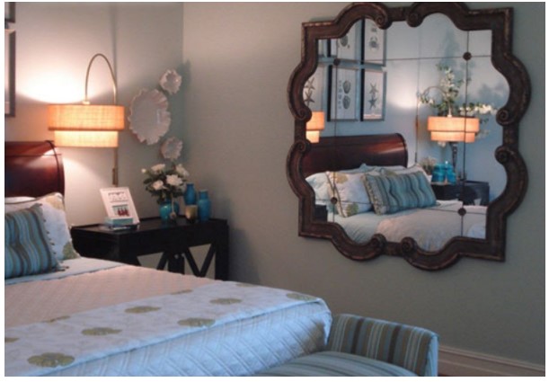 Không nên đặt gương chiếu vào giường ngủ